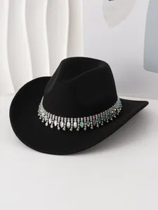 Vista detallada de un sombrero de vaquero de fieltro negro con banda de flecos de cristal