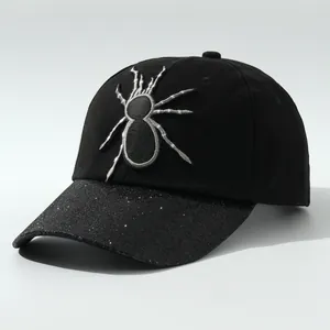 Primo piano del cappello da baseball hip-hop nero con ricamo ragno e visiera glitter