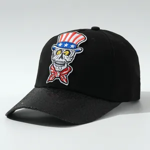 Dettaglio cappellino hip-hop nero con toppa ricamata teschio patriottico dello Zio Sam
