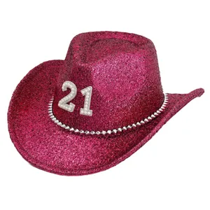 Cappello da cowboy rosa glitterato con numero 21 in perle e borchie per festival musicali
