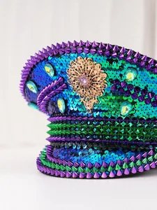 Vue détaillée d'un chapeau de marin à paillettes avec des pointes violettes et d'ornement