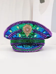 Vue détaillée d'un chapeau de capitaine à paillettes avec pointes et ornement d'or