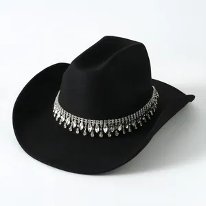Dettaglio della catena a nappe con strass a doppia fila su cappello da cowboy nero