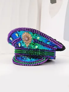 Vue détaillée de la casquette de marin à paillettes avec clous violets pour fête