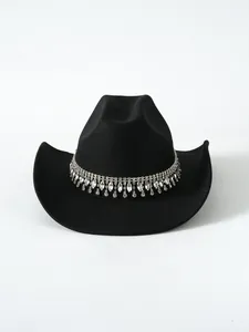 Primo piano di un cappello da cowboy in feltro nero con catena di strass scintillanti