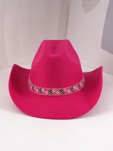 Detailansicht eines rosa Filz-Cowboyhutes mit edlem Rosen-Stickband aus Netz.