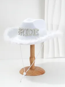 Cappello da cowboy bianco da sposa con scritte in perle e strass e bordo in piume