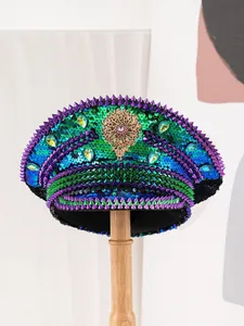 Gros plan exquis d'un chapeau marin à paillettes avec pointes mauves et emblème