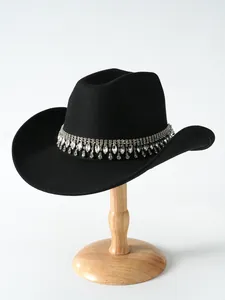 Dettaglio della frangia di strass e dei ciondoli di cristallo su un cappello da cowboy nero