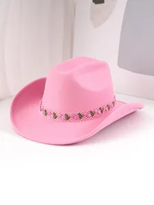Detailansicht eines rosa Filz-Cowboyhuts mit zarter Rosenstickerei auf dem Hutband