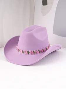 Detailansicht eines lavendelfarbenen Filz-Cowboyhuts mit rosa Rosenstickerei.