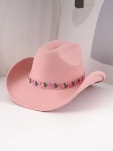 Detailansicht eines rosa Filz-Cowboyhuts mit elegantem besticktem Rosen-Netzband