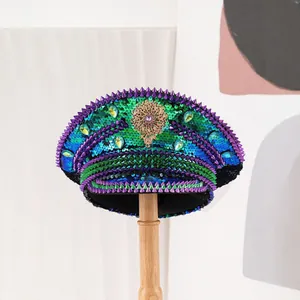 Chapeau de marin exquis à paillettes avec piques violettes et bijoux pour fêtes