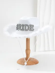 Dettaglio del cappello da cowboy bianco per sposa con scritta BRIDE in strass e piume