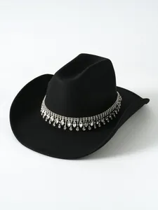 Dettaglio della frangia di strass a doppia fila e ciondoli su un cappello da cowboy in feltro nero.