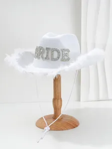 Cappello da cowboy da sposa bianco con scritta 'BRIDE' in strass e bordo di piume
