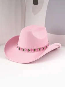 Nahaufnahme eines rosafarbenen Filz-Cowboyhuts mit einem bestickten Rosen-Netzband-Detail
