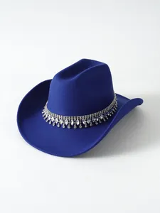 Dettaglio del cappello da cowboy in feltro blu reale con elegante catena di cristalli.