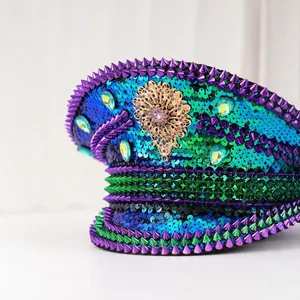 Chapeau de capitaine luxueux à paillettes avec pointes violettes et strass pour fête