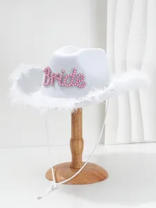 Vista dettagliata di un cappello da cowboy da sposa bianco con scritte in perle rosa