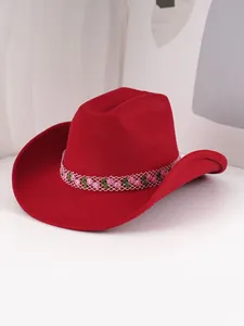 Detailansicht eines roten Filz-Cowboyhuts mit einem zarten rosa Blumen-Spitzenband.