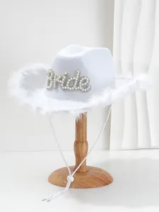 Dettaglio cappello da cowboy da sposa bianco con scritte di perle e bordo in piume