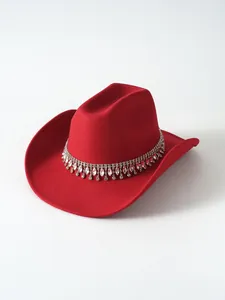 Dettaglio cappello cowboy in feltro rosso con elegante frangia di nappe di strass