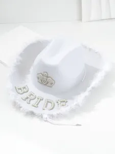 Dettaglio cappello da cowboy bianco sposa con scritta BRIDE in perle e piume soffici