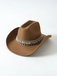 Dettaglio della catena di strass e nappe di cristallo sul cappello da cowboy marrone