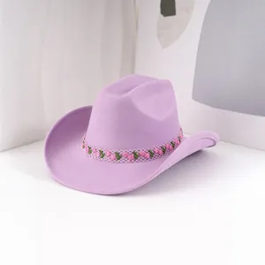 Lavendelfarbener Filz-Cowboyhut mit einem eleganten rosa Rosenstickerei-Spitzenband