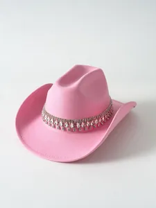 Primo piano dettagliato di un cappello da cowboy in feltro rosa con strass lucidi