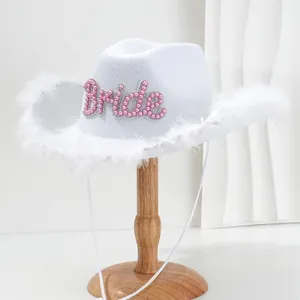 Cappello da cowboy da sposa bianco con perle rosa 'Bride' e piume per matrimoni