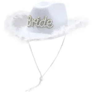 Cappello da cowboy bianco da sposa con scritta Bride in perle e finiture in pelliccia