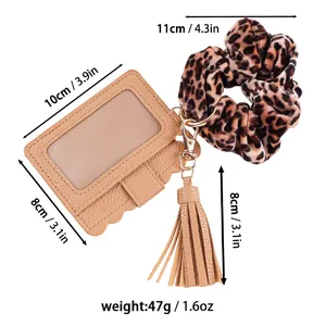 Detaillierte Maße des PU-Leder-Kartenhalters mit Leoparden-Scrunchie-Anhänger und Quaste