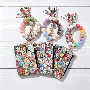 Détail de porte-cartes à imprimé floral avec bracelets porte-clés en perles silicone