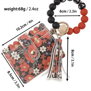 Λεπτομερής προβολή φλοράλ θήκης καρτών από δέρμα PU με διαστάσεις και μπρελόκ καρπού