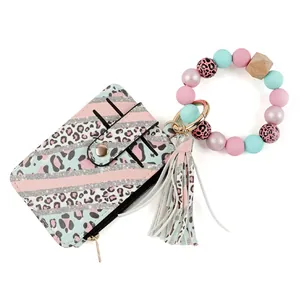 Detailansicht des Kartenhalters mit Leopardenmuster und Silikonperlen-Armband und Quaste