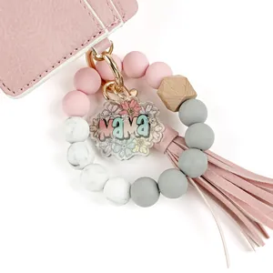 Détail du porte-carte en PU rose avec porte-clés en perles de silicone et breloque MAMA.