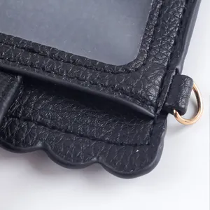 Detailansicht eines schwarzen PU-Leder-Kartenhalters mit Sichtfenster und Wellenrand.