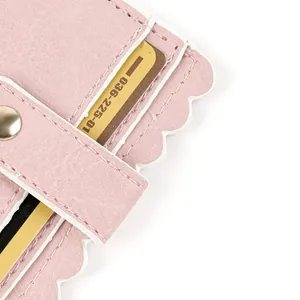 Détail macro d'un porte-cartes en cuir PU rose avec des bords festonnés et des fentes