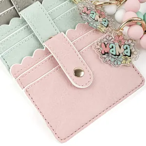 Détail d'un porte-cartes en cuir PU rose avec pendentif floral MAMA en acrylique et perles