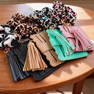 Detailansicht von PU-Leder-Kartenhaltern mit Leoparden-Scrunchie-Armbändern und Quasten