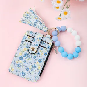 Blumiges Leder-Kartenetui-Set mit blau-weißem Silikonperlen-Schlüsselanhänger