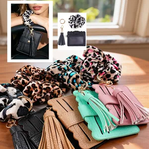Stilvoller PU-Leder Armband-Kartenhalter mit Leoparden-Scrunchie und Quasten-Schlüsselanhänger