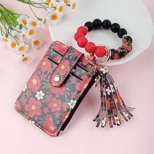 Floraler Kartenhalter aus Leder mit rotem und schwarzem Silikonperlen-Armband.