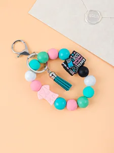 Gros plan d'un porte-clés bracelet en perles silicone avec breloques infirmière