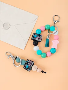 Détail du porte-clés bracelet en silicone pour infirmière avec gland et perles en bois