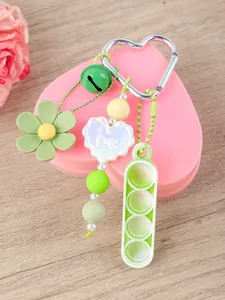 Vista detallada del llavero pop-it de silicona verde con flores y cuentas