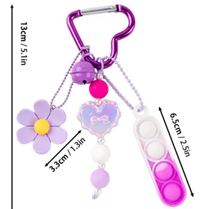 Llavero de cuentas multicolor con flor de silicona morada y juguete push pop
