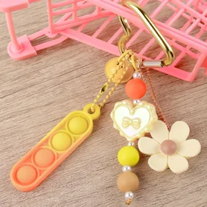 Llavero pop fidget de silicona colorida con cuentas y colgante de flor para el estrés.